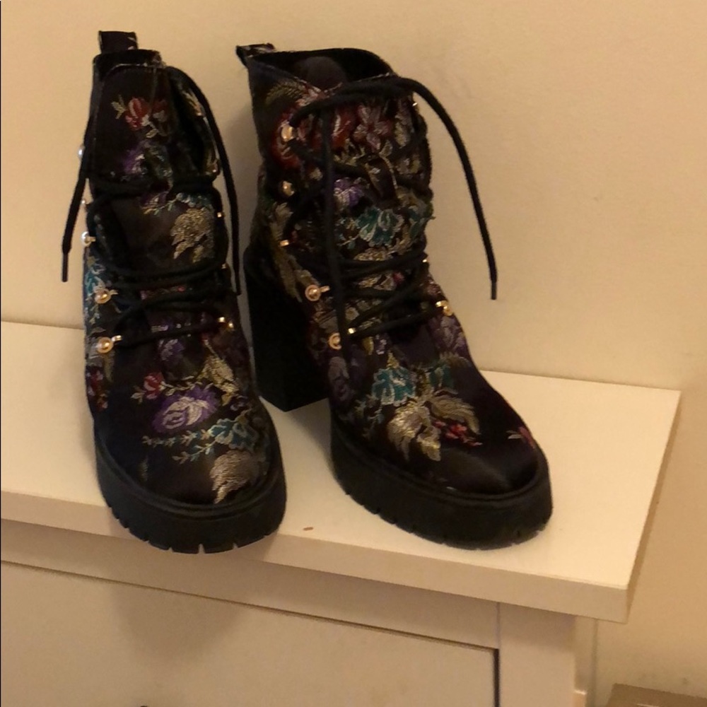Tapestry combat boot
